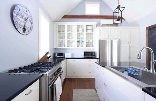 Portsmouth House | Modern Farmhouse with Large Yard