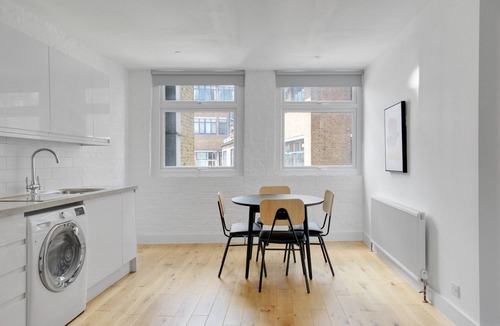 Farringdon Apartment | Modern Farringdon 1BR, open plan, opposite train, by Blueground