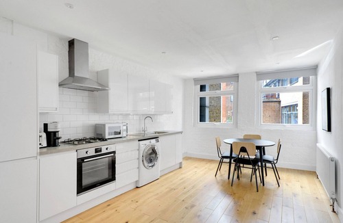 Farringdon Apartment | Modern Farringdon 1BR, open plan, opposite train, by Blueground