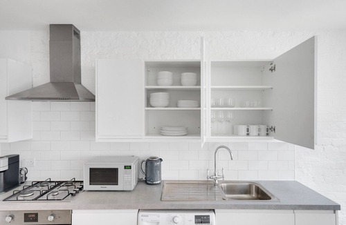 Farringdon Apartment | Modern Farringdon 1BR, open plan, opposite train, by Blueground