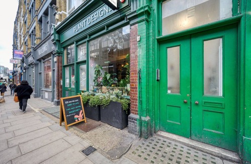 Farringdon Apartment | Modern Farringdon 1BR, open plan, opposite train, by Blueground