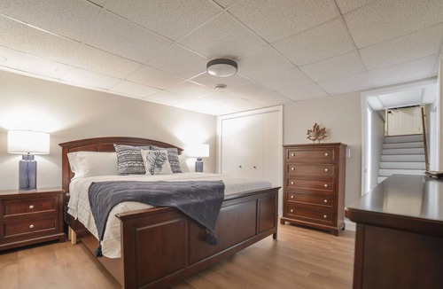 Jackson House | Modern*Fast WiFi*King Bed*Jackson, Missouri
