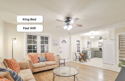 Jackson House | Modern*Fast WiFi*King Bed*Jackson, Missouri