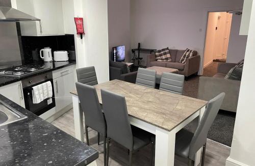 Burnley House | Modern Five Bed Long Stays and Contractors Welcome