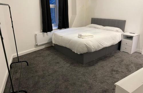 Burnley House | Modern Five Bed Long Stays and Contractors Welcome