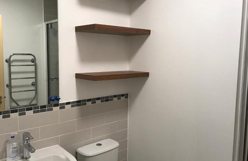 Thamesfield Apartment | Modern flat by River Thames and Park in Putney