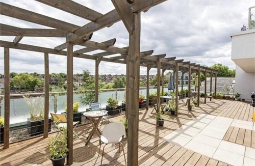 Thamesfield Apartment | Modern flat by River Thames and Park in Putney