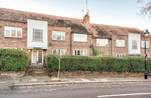 Cleveland Apartment | Modern flat near Pitshanger Park