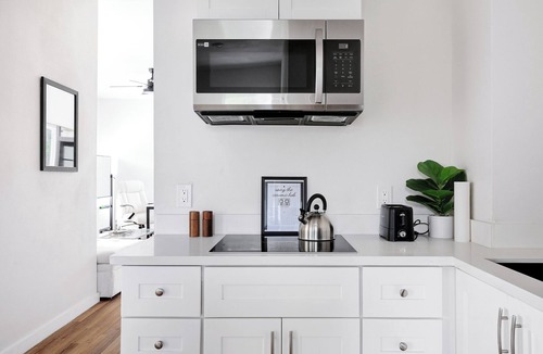 Tobin Hill Apartment | Modern Flat Nr DT River Walk Zoo | WiFi BBQ Desk