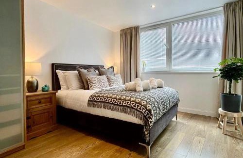 Andover Apartment | Modern Flat overlooking High St