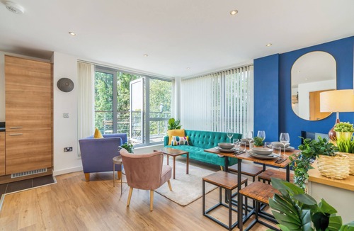 Portsmouth Apartment | Modern Flat with Balcony view and FREE car parking