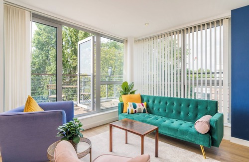 Portsmouth Apartment | Modern Flat with Balcony view and FREE car parking