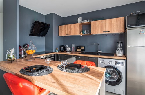Vaulx En Velin Village Apartment | Modern flat with garden at Lyon doors - Welkeys