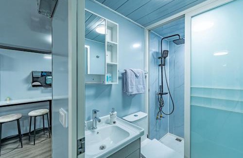 True House | Modern Foldable Container Home Unique Stay Near Pipestem Park
