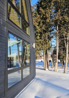 East Braintree House | Modern Forest Retreat with Sauna and Hot Tub