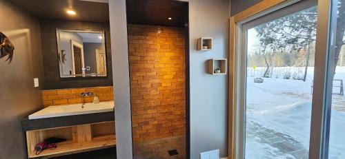 East Braintree House | Modern Forest Retreat with Sauna and Hot Tub