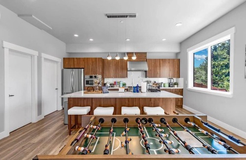 Kennydale House | Modern Fortress w with 4 Decks, AC in all rooms, Gym