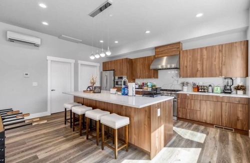 Kennydale House | Modern Fortress w with 4 Decks, AC in all rooms, Gym