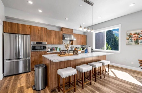 Kennydale House | Modern Fortress w with 4 Decks, AC in all rooms, Gym