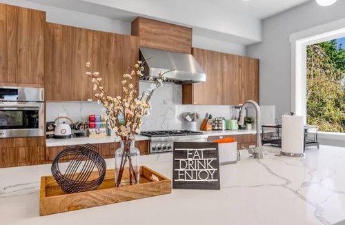 Kennydale House | Modern Fortress w with 4 Decks, AC in all rooms, Gym
