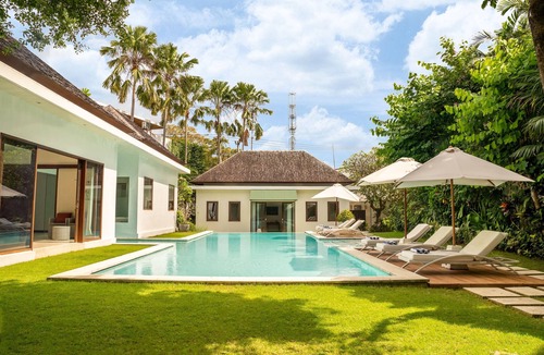 Batu Bolong Villa | Modern four bedrooms private pool villa Canggu
