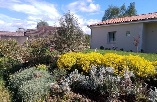 Baignes-Sainte-Radegonde Apartment | Modern studio with terrace, parking, and WIFI