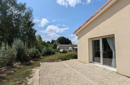 Baignes-Sainte-Radegonde Apartment | Modern studio with terrace, parking, and WIFI