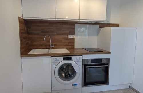 Baignes-Sainte-Radegonde Apartment | Modern studio with WiFi and parking in Baignes