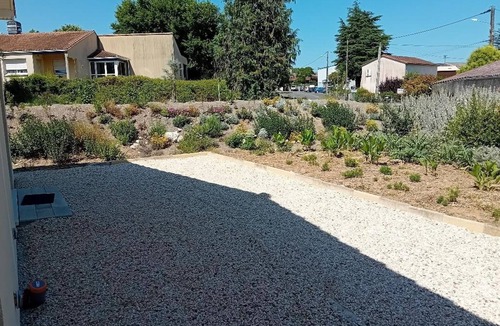 Baignes-Sainte-Radegonde Apartment | Modern studio with WiFi and parking in Baignes