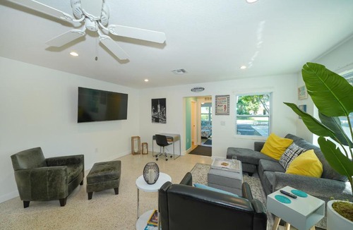 South Sarasota House | Modern & Fresh - Less than 3 miles to the Beach!