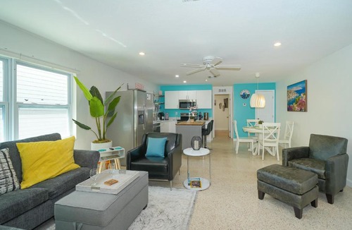 South Sarasota House | Modern & Fresh - Less than 3 miles to the Beach!