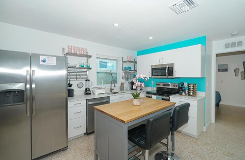 South Sarasota House | Modern & Fresh - Less than 3 miles to the Beach!