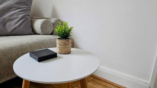 Wolverhampton House | Modern & Fully Equipped Home - Ideal for Long-Term Stays