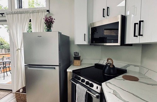 Pinole Cottage | Modern, Fully Equipped Cottage in Pinole Valley!