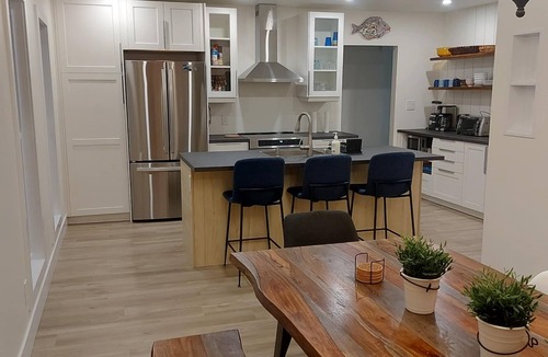 Brights Grove House | Modern Fun Beach House 1 Blk to Lake - 2BDRM 3BA w/Backyard BBQ & Fire Table