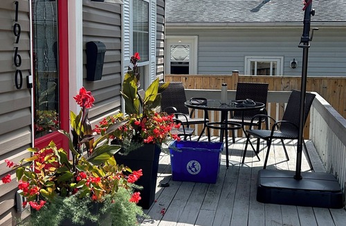 Brights Grove House | Modern Fun Beach House 1 Blk to Lake - 2BDRM 3BA w/Backyard BBQ & Fire Table