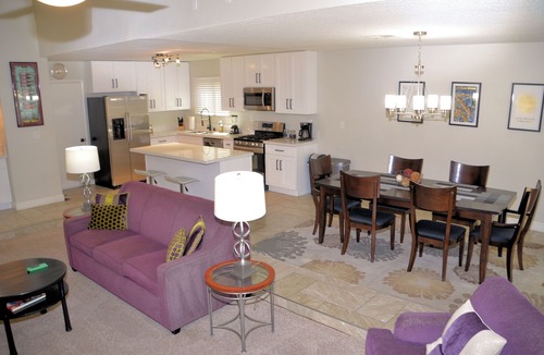 Green Valley North House | Modern- Fun + Great Amenities King Bed, 4 BR, 2 Car Garage