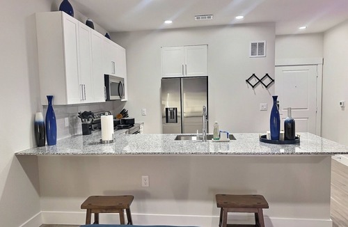 East Downtown Houston Apartment | Modern Furnished 1BR/Gated Parking/Near Downtown, Heights & Montrose
