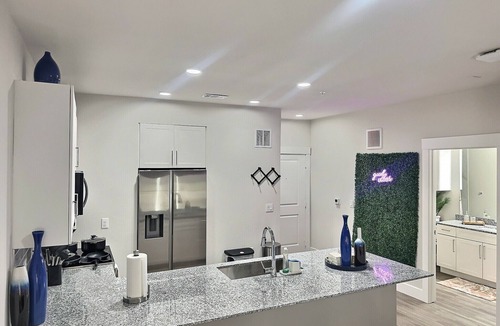 East Downtown Houston Apartment | Modern Furnished 1BR/Gated Parking/Near Downtown, Heights & Montrose