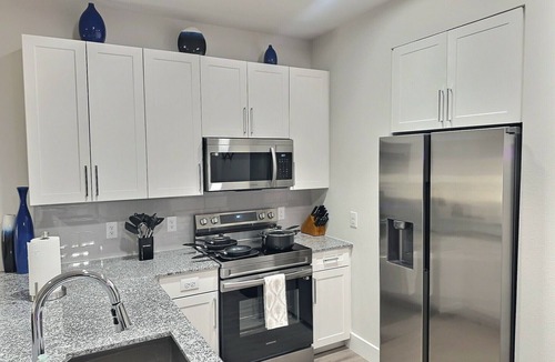 East Downtown Houston Apartment | Modern Furnished 1BR/Gated Parking/Near Downtown, Heights & Montrose