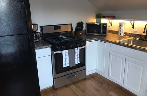 Brewer Apartment | Modern furnished apartment w/BBQ Grill