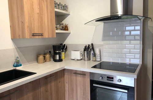 Ecommoy Cottage | Modern Gîte near Le Mans: Garden, Wi-Fi, 4 Bedrooms, 3 Baths, Accessible, Ideal for Professionals