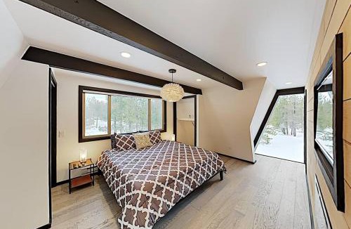 Truckee House | Modern Gambrel Cabin Near Ski Resorts