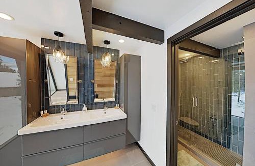 Truckee House | Modern Gambrel Cabin Near Ski Resorts