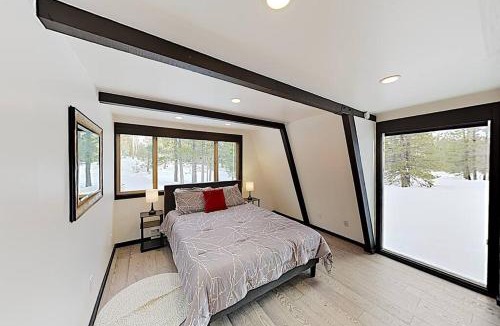 Truckee House | Modern Gambrel Cabin Near Ski Resorts