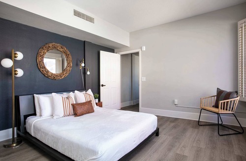 Gaslamp Quarter Bed & Breakfast | Modern Gaslamp Suite | Walk to Petco & Convention