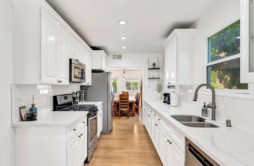 Winnetka House | Modern Gated 4BR Home w/Bar, BBQ, Private Parking