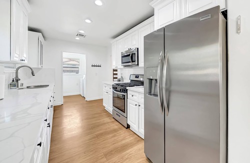 Winnetka House | Modern Gated 4BR Home w/Bar, BBQ, Private Parking