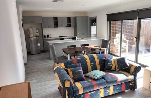 Norlane House | Modern Geelong Unit (green)