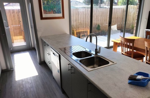 Norlane House | Modern Geelong Unit (green)